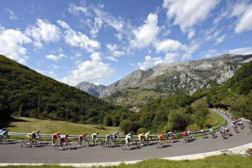 The peloton speeds down a hill