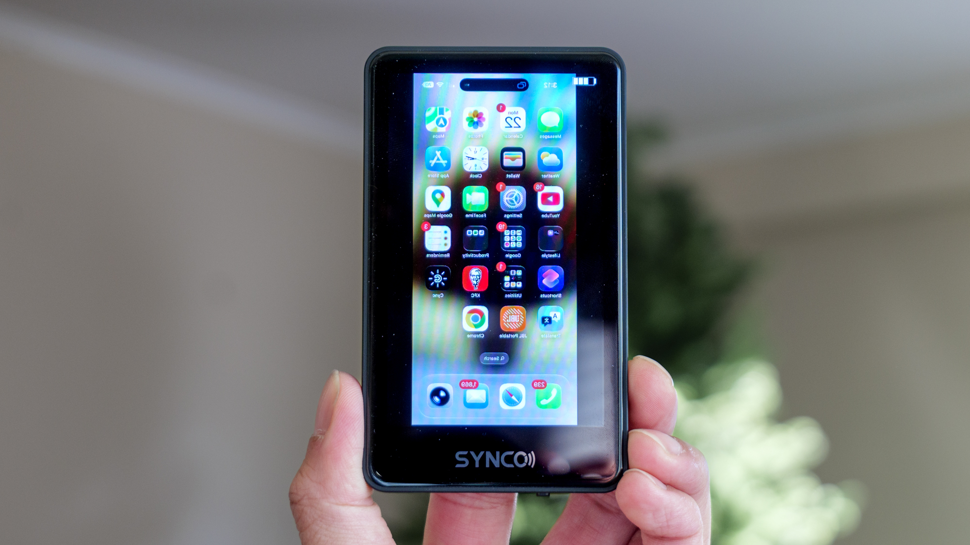 SYNCO XView M4 Magnetic Wireless Phone Monitor connected to iPhone.