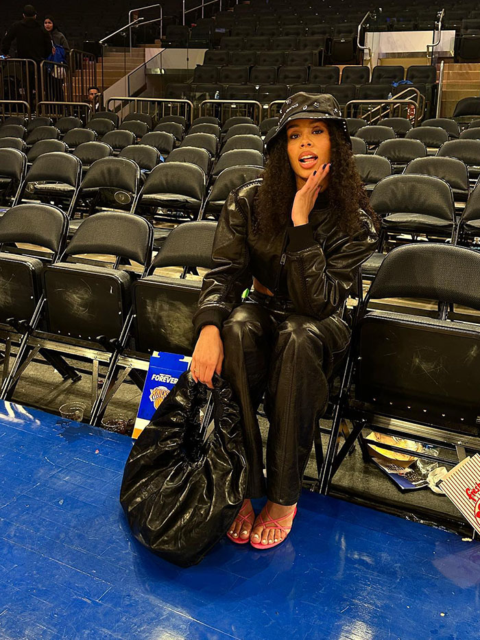 Ana Zortea wearing an all-black outfit and pink heels.