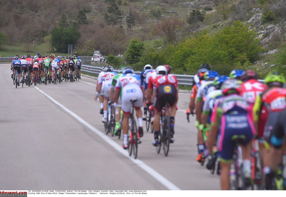 The race splits up during a chaotic opening hour