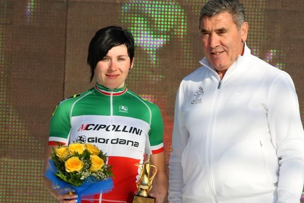 Stage winner, Monia Baccaille (SC MCipollini Giordana) was presented with her prize by race patron, Eddy Merkcx