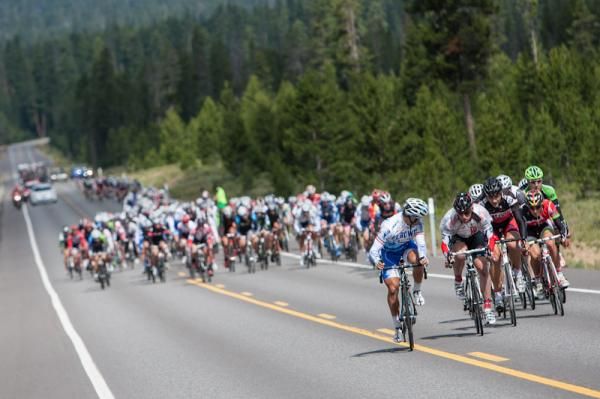 An early break tries to get up the road without success