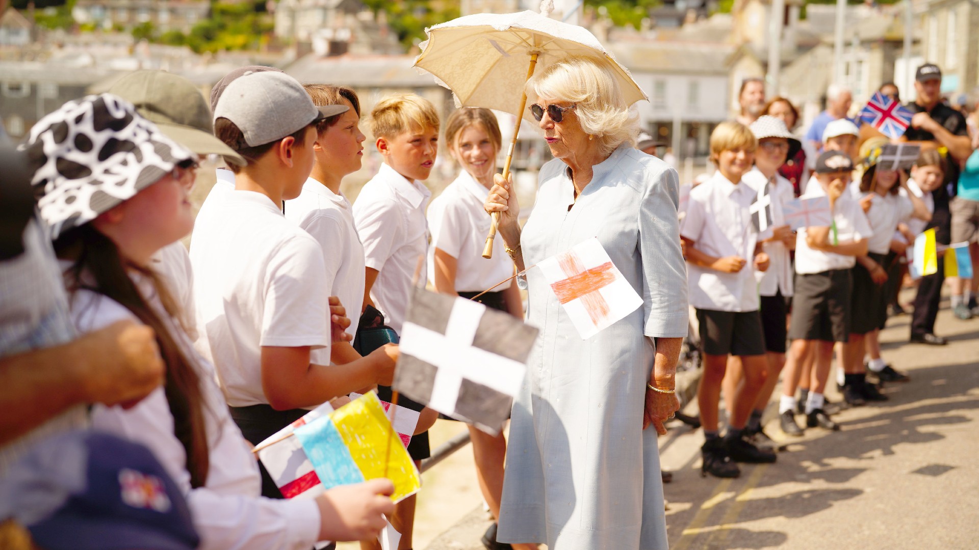 Camilla, vévodkyně z Cornwallu mluví se školáky během návštěvy rybářské vesnice Mousehole