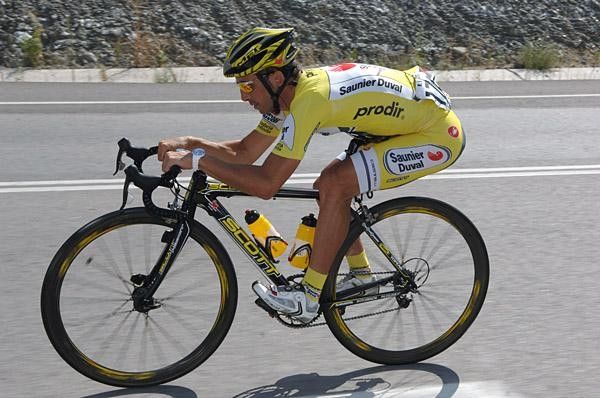 Ruben Lobato (Saunier Duval) demonstrates his aero position