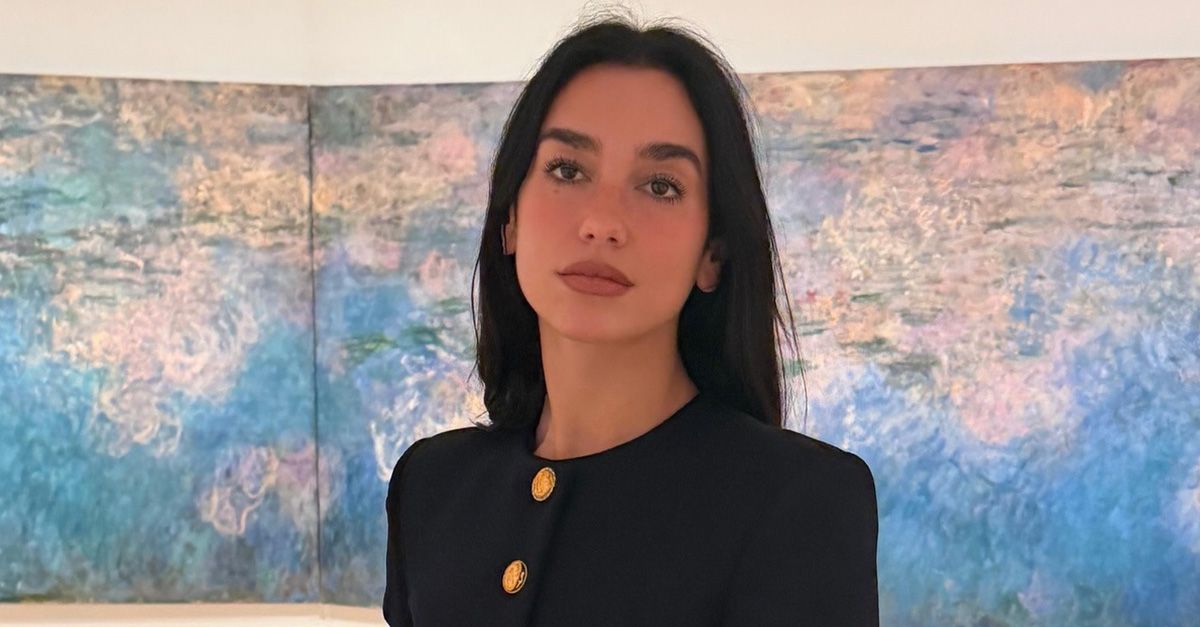 The Coat Color Trend to Pair With Jeans and Black Boots