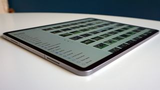 iPad Pro 12.9 (2022) på et hvidt bord
