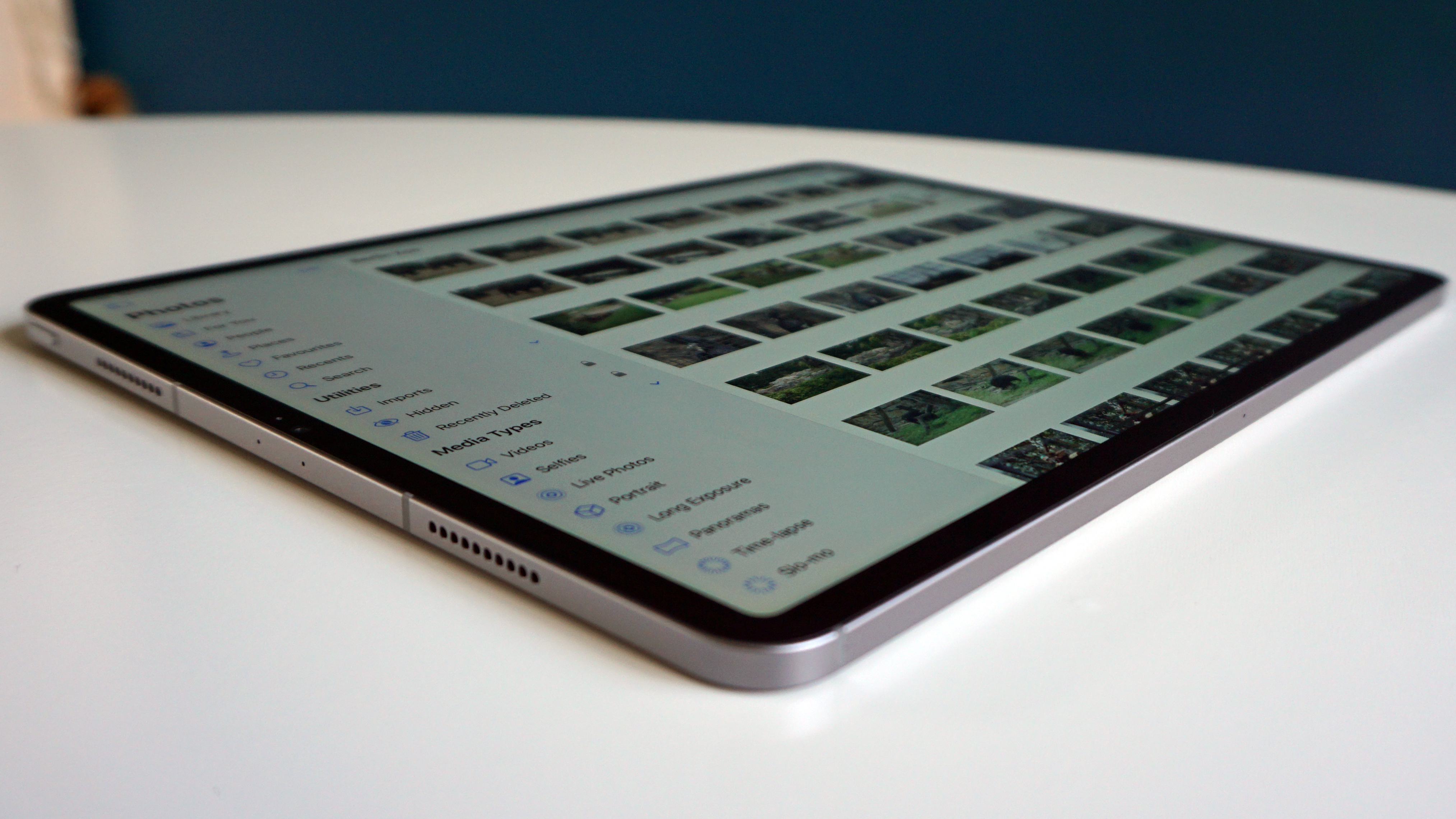 iPad Pro 12.9 (2022 г.) на столе