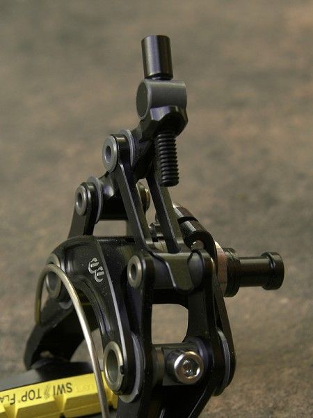 The integrated quick-release adds virtually no weight to the system but lacks the in-between settings of a conventional cam.