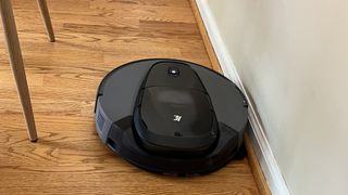 3i G10+ robot vacuum in use