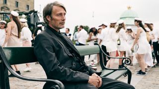 Beste danske filmer: Mads Mikkelsen hviler på en benk i filmen Et glass til (2020)