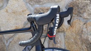 UNO uses a single shift paddle system, somewhat like SRAM's DoubleTap