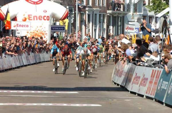 Marcel Kittel (Argos-Shimano) beats Arnaud Demare (FDJ-BigMat) and Taylor Phinney (BMC).