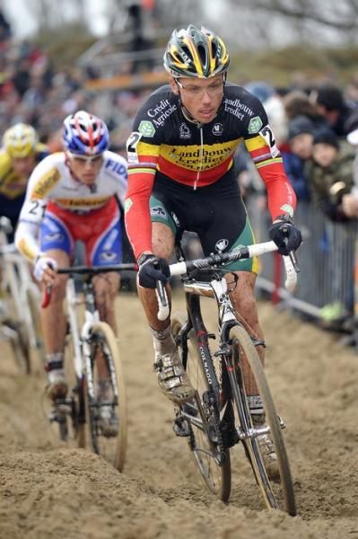 Sven Nys (Landbouwkrediet Colnago) leads in the sand.