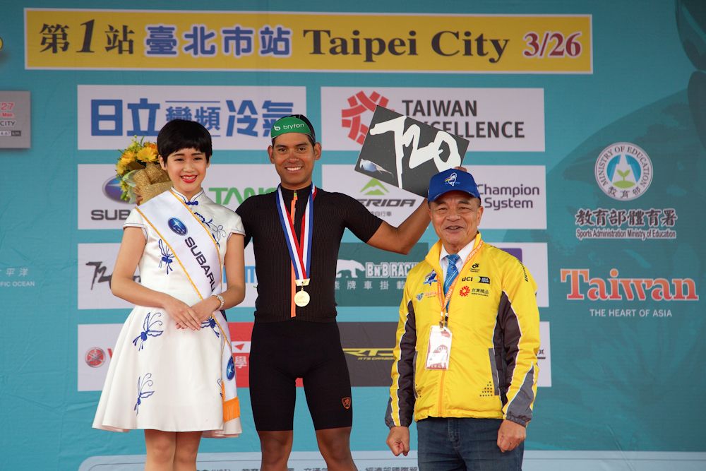 Edwin Avila on the podium after winning stage 1 at the Tour de Taiwan