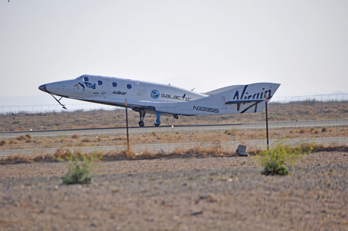 SpaceShipTwo Lands