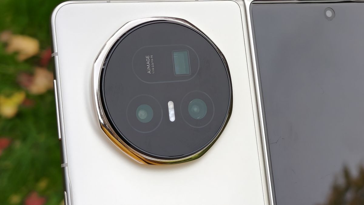 The Honor Magic V5's camera island
