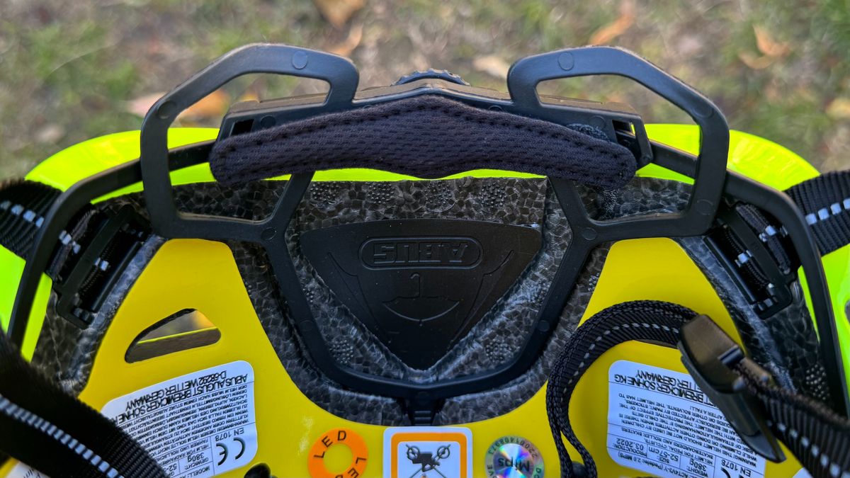 The Abus Pedelec 2.0 MIPS with cradle in higher position