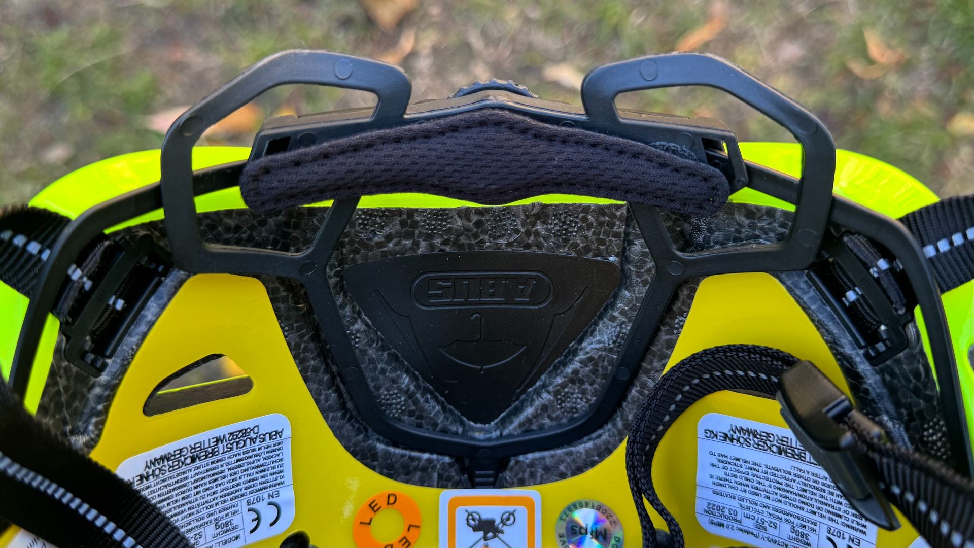 The Abus Pedelec 2.0 MIPS with cradle in higher position