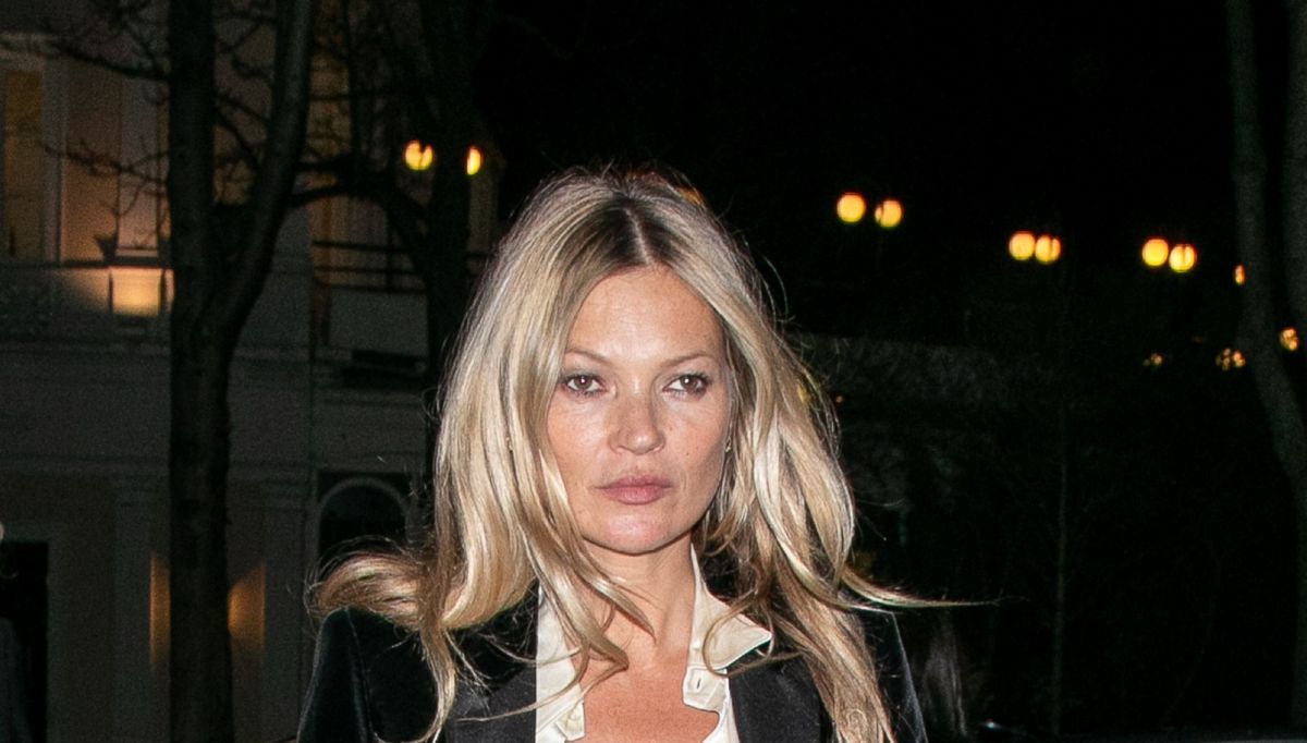 Kate Moss m'a montré exactement comment porter mon blazer en velours : avec un chemisier en soie, un pantalon ajusté et des talons.