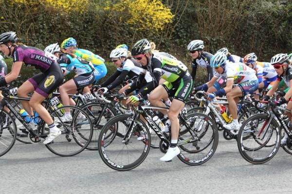 Eventual winner Judith Arndt (GreenEdge-AIS) in the bunch