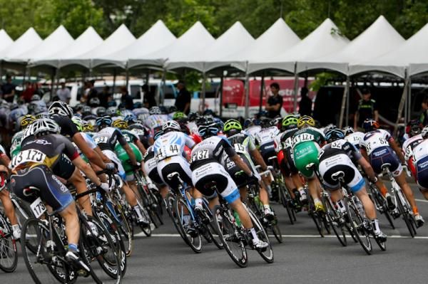 The men's field heads through the feed zone.