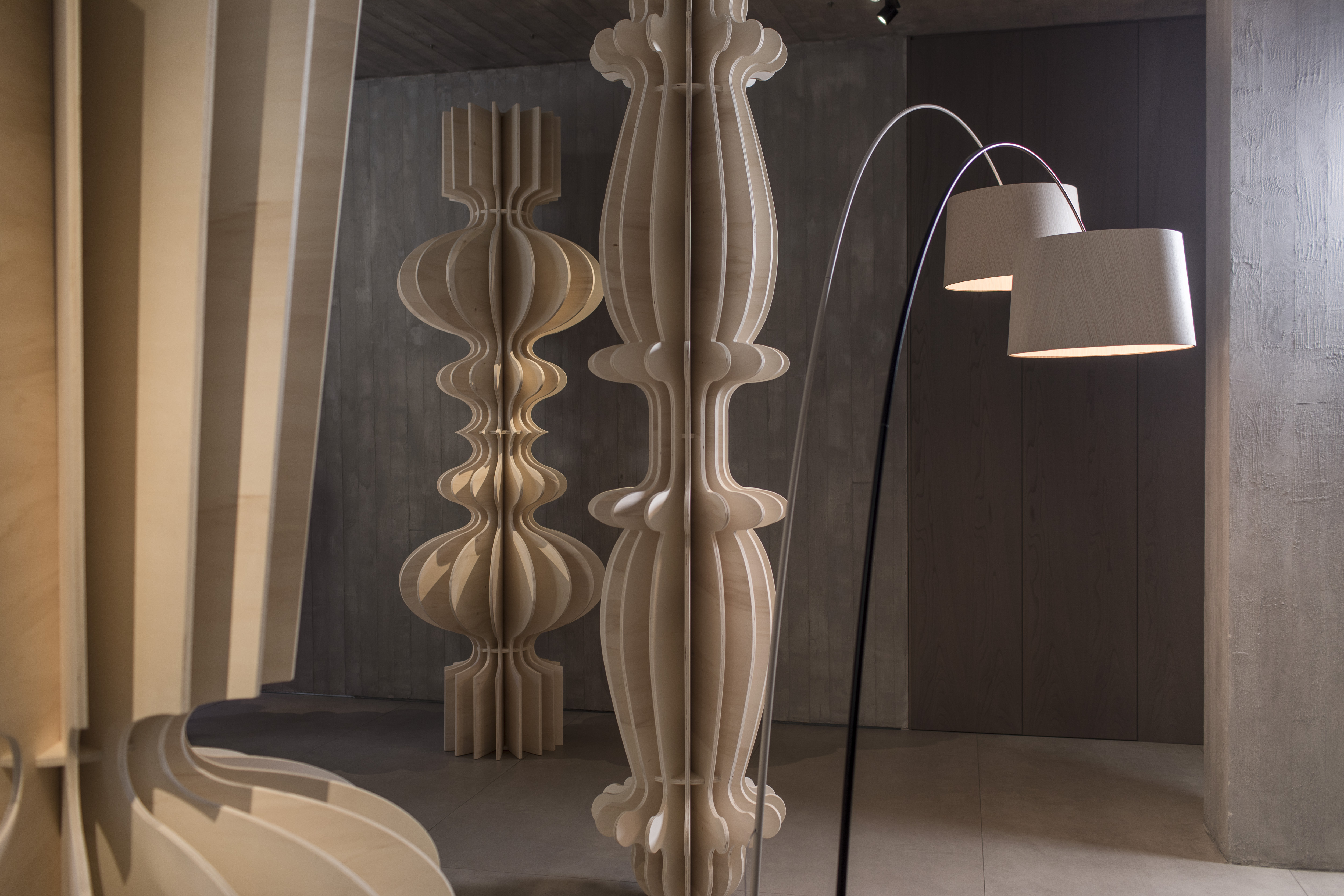 A free, empty space where elements in natural wood fill the setting