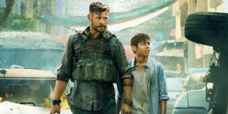 Chris Hemsworth and Rudhraksh Jaiswal in Extraction (2020)