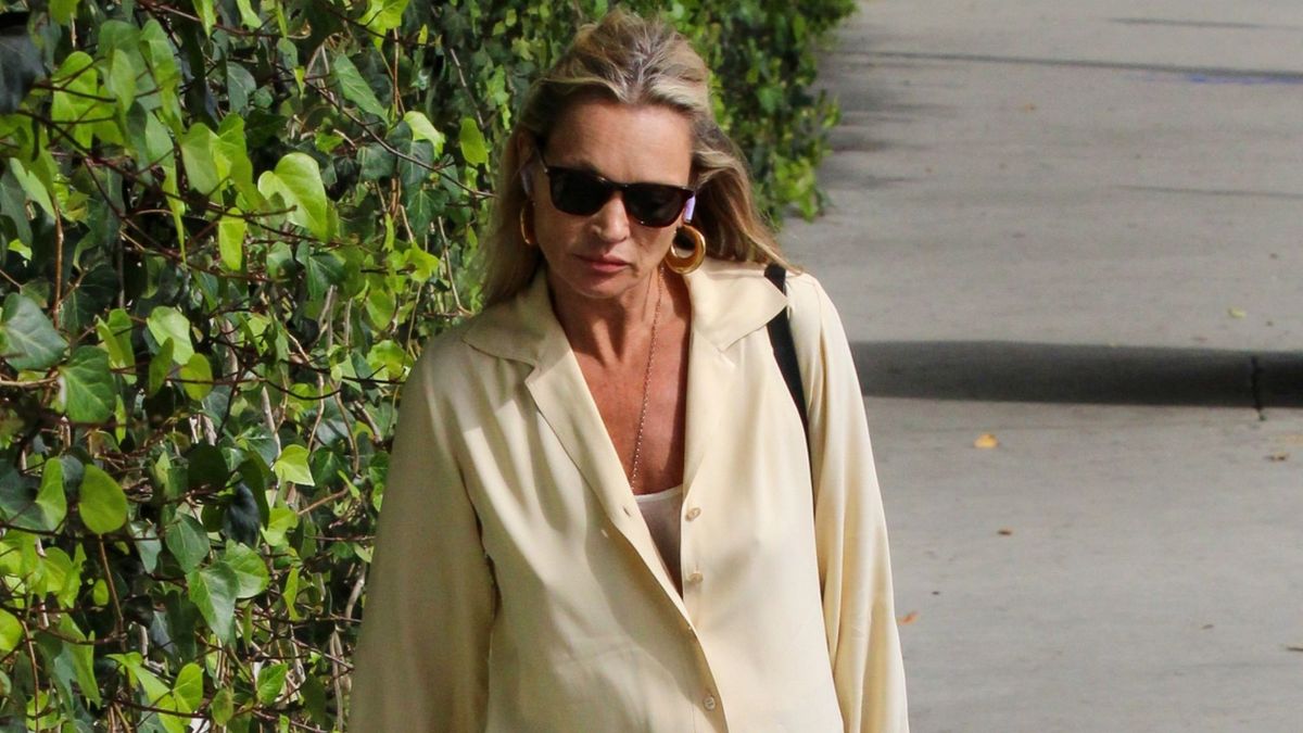 '90s Cuffed Jeans are So Back—This is the Shoe Pairing That Makes Them Look Best