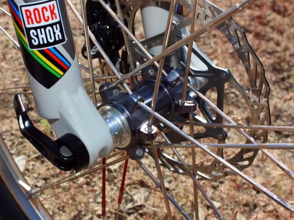 The unique crankbrothers cobalt front hub anchors extra-long aluminum nipples.