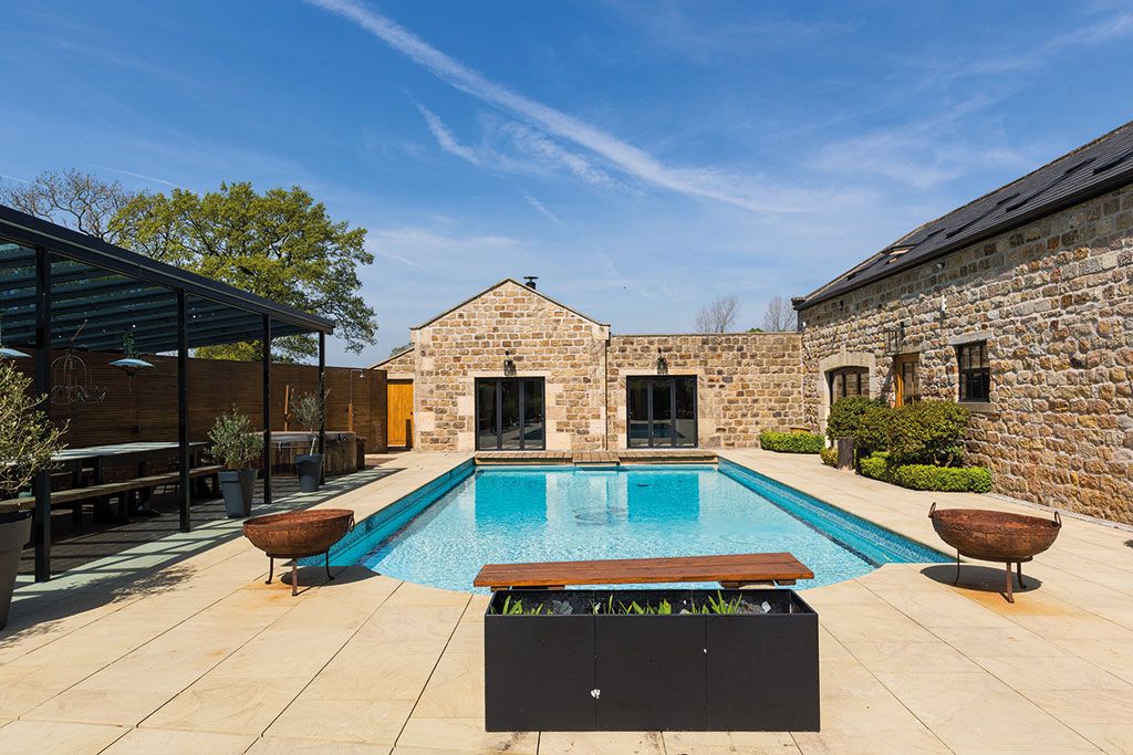 Properties for sale with swimming pools: Howe House Farm, Beckwithshaw, Harrogate, North Yorkshire