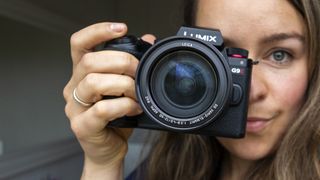 Le Panasonic G9 II tenu à la main par une femme photographe