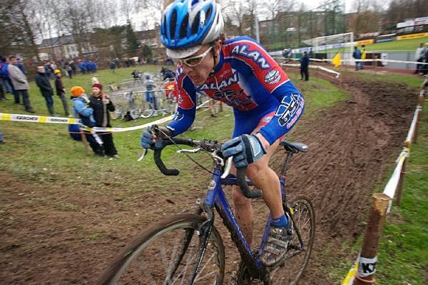 Nick Weighall (Nick Weighall) attacking the steep sand muddy sections at Diegem