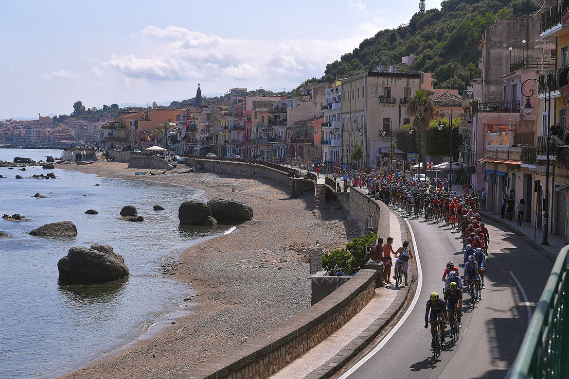 The peloton riding along the water on stage 5 of the Giro d'Italia