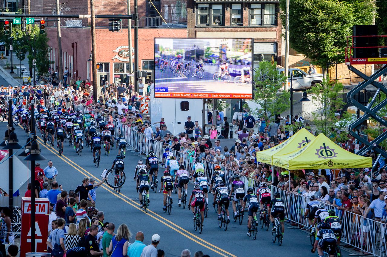 The men head into the final laps.