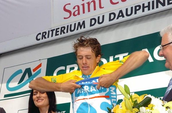 Niki Terpstra (Milram) puts on the leader's jersey after his stage win in Tuesday's Dauphin&eacute; Lib&eacute;r&eacute; stage to Saint-&Eacute;tienne.