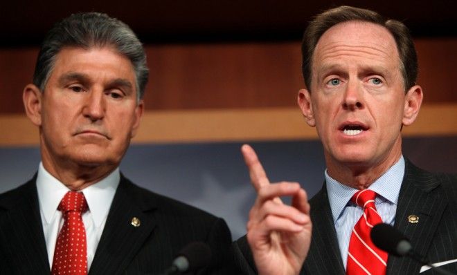 Sens Joe Manchin (D-W.V.) and Pat Toomey (R-Pa.)