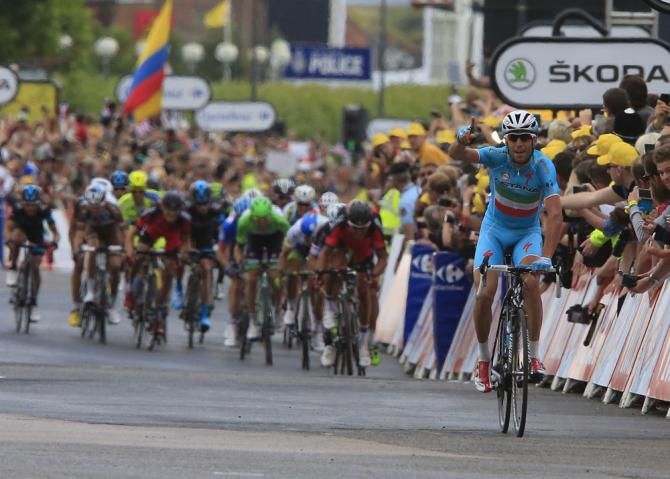 Vincenzo Nibali (Astana) wins stage 2