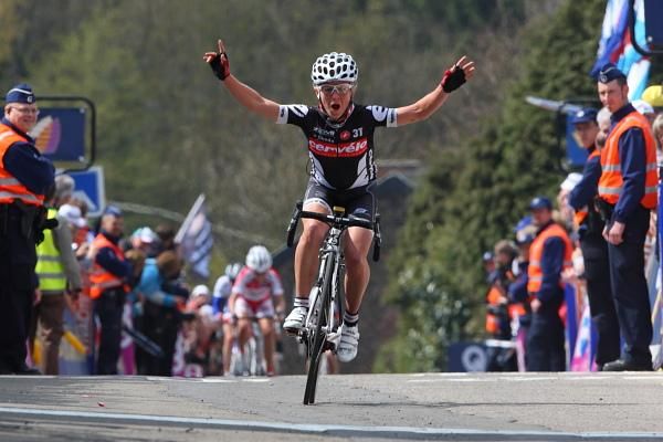 Emma Pooley (Cervelo Test Team) celebrates her victory on the Mur