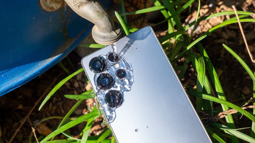 Running water onto the camera lenses of the Samsung Galaxy S25 Ultra