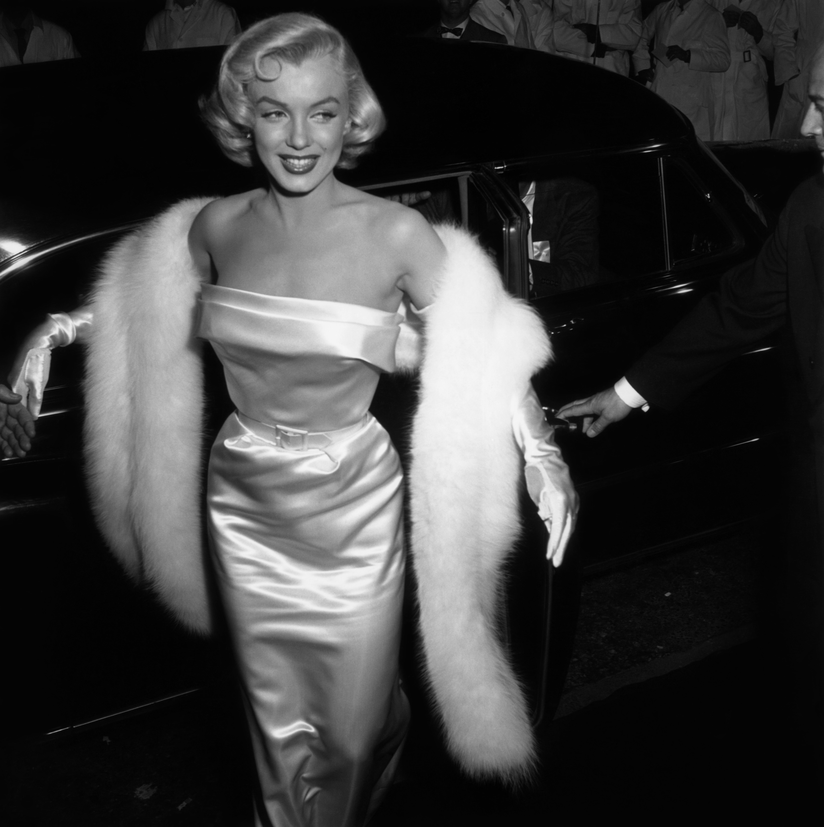 1954: EXCLUSIVE Marilyn Monroe (1926 - 1962) arriving at the premiere of the film 'There's No Business like Show Business'. (Photo by M. Garrett/Murray Garrett/Getty Images)