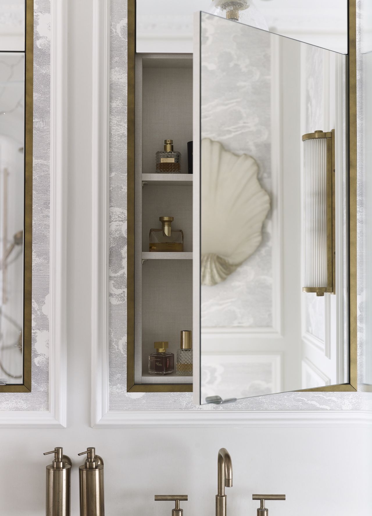 Custom carpentry in the bathroom