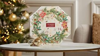 Yankee Candle Advent Calendar 2020 Wreath | Christmas Scented Candles Gift Set | 24 Tea Lights and 1 Holder | Magical Christmas Morning Collection