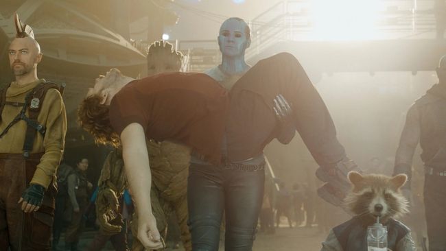 Watch Karen Gillan Dance With A Creepy Accurate Chris Pratt Dummy That Breathes On Guardians 4934