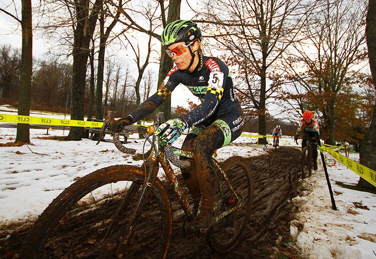 Calorine Nolan (voler-Clif-Rocklobster) Navigates the single-track with ease