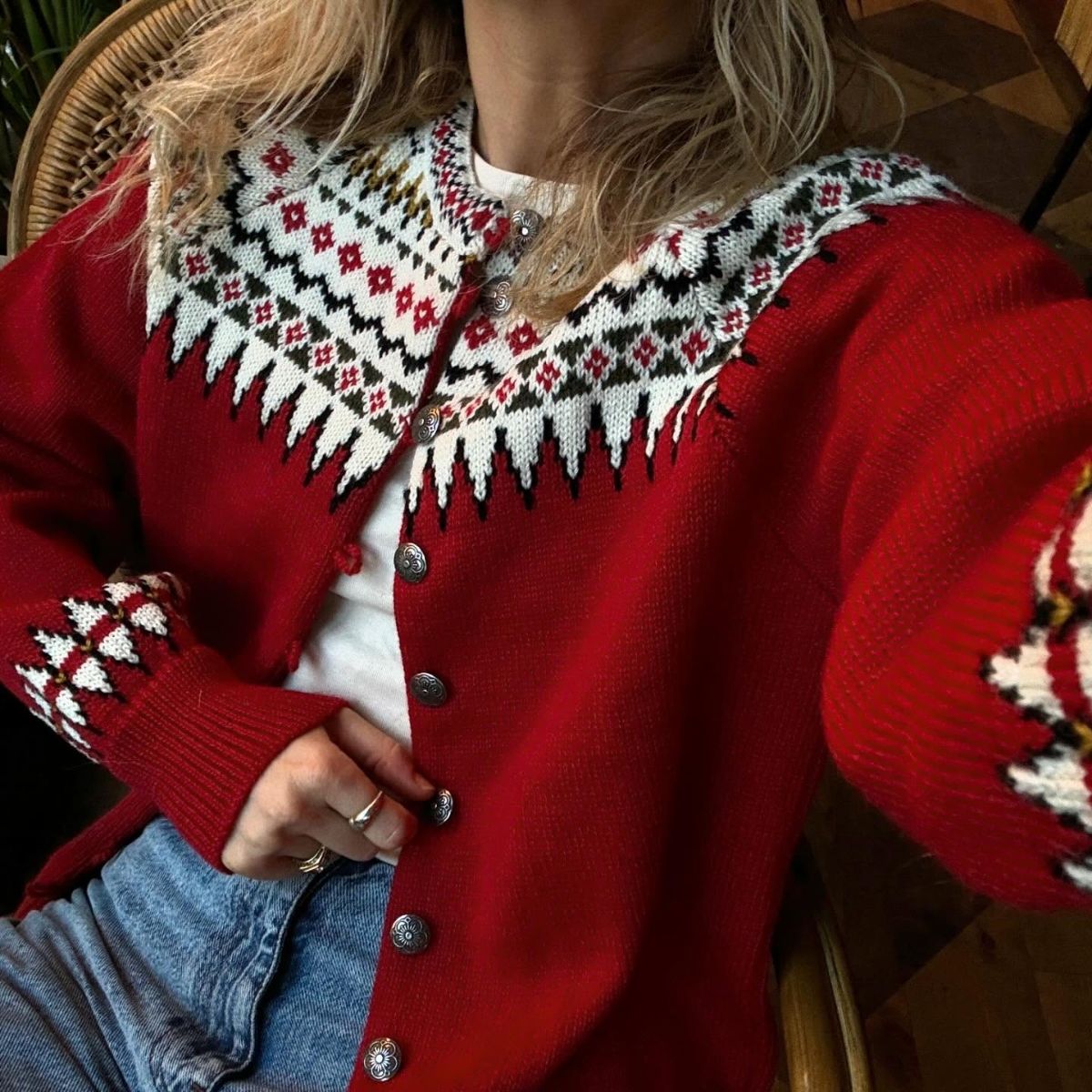 An image of @lucywilliams02 wearing a chic Christmas jumper.