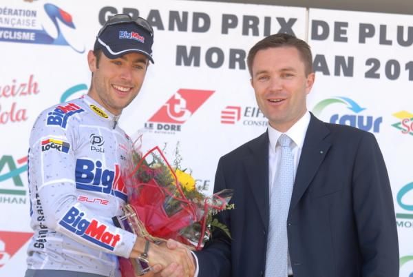 Sylvain Georges is congratulated by David Lappartient