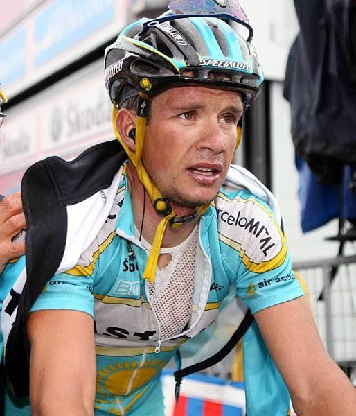 Il Falco Paolo Savoldelli (Astana) helped teammate Eddy Mazzoleni (Astana).