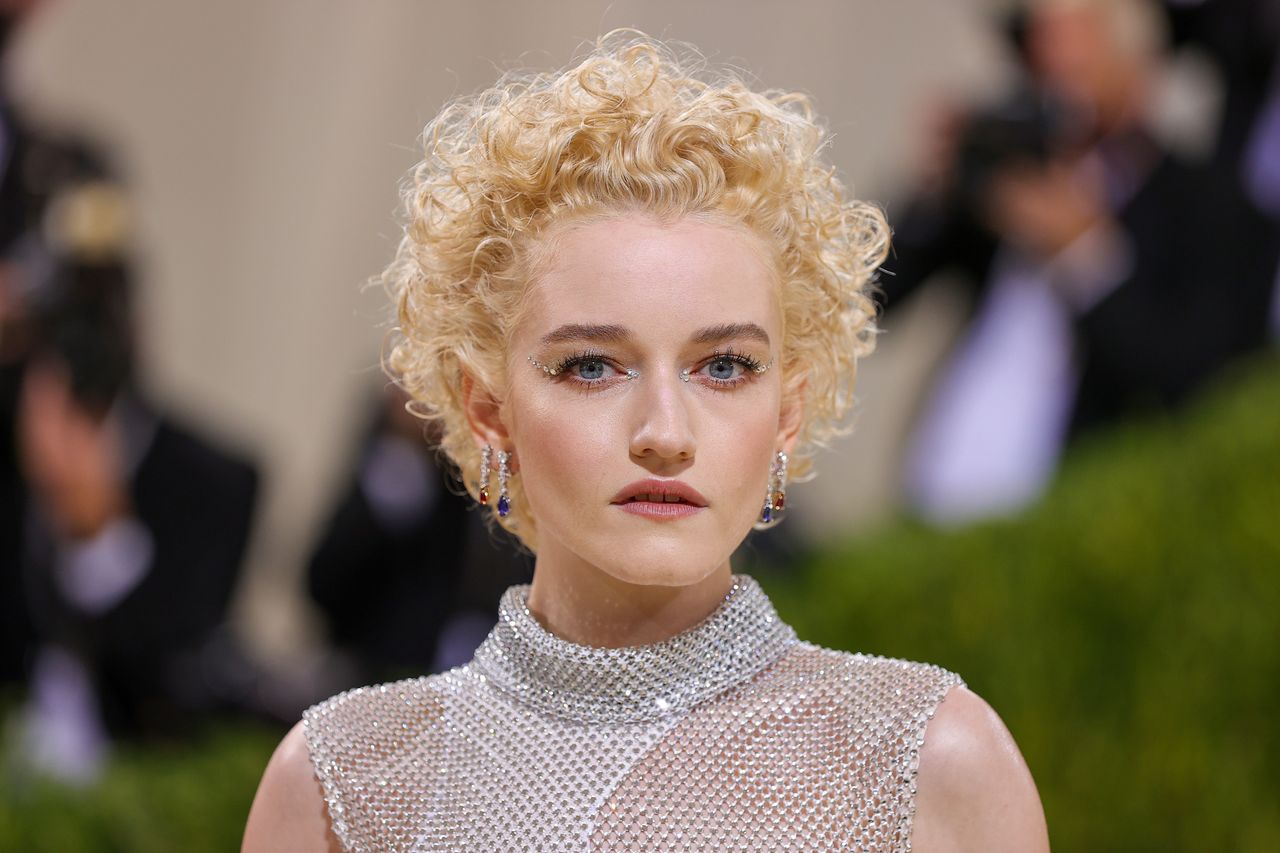 Julia Garner.