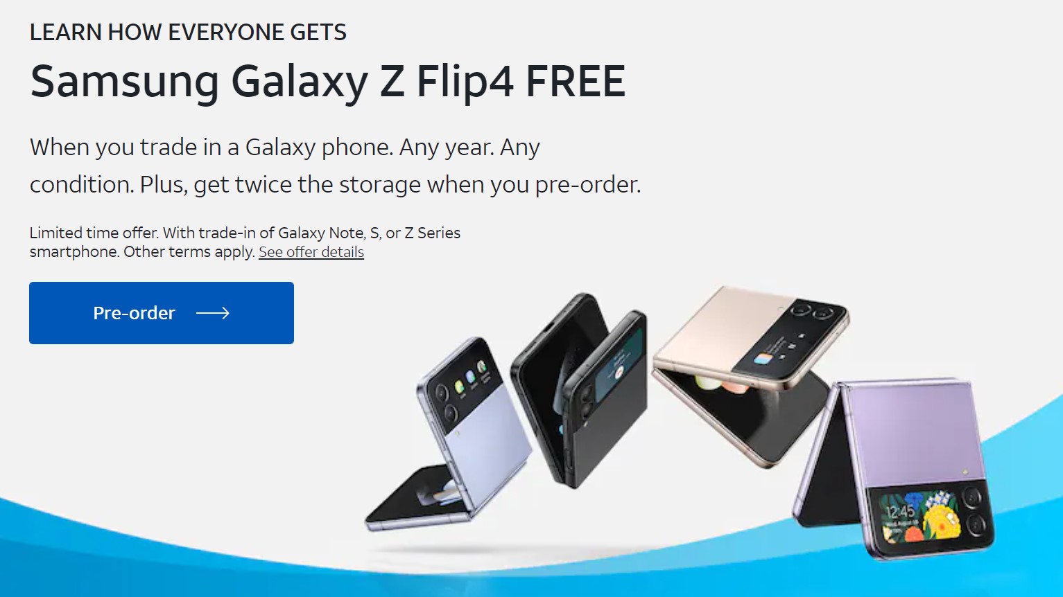 AT&T реклама, предлагающая бесплатную Galaxy Z Flip с продажей, показывающей несколько телефонов Galaxy Z Flip в открытом и закрытом состоянии