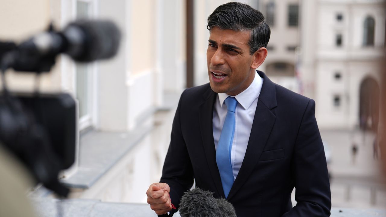  Prime Minister Rishi Sunak speaks to the media